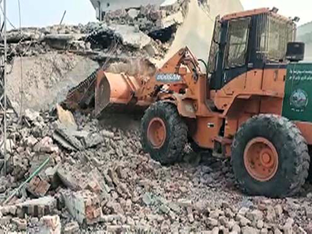 13 shops and several temporary huts were demolished as the authorities aimed to recover 45 kanals of land screengrab