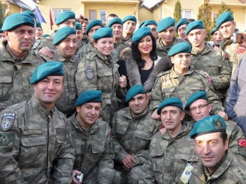 20121226_turkan-soray-kosova-da-mehmetcige-moral-verdi.jpg