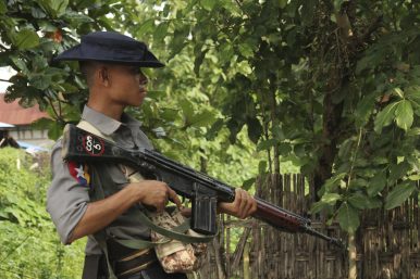 thediplomat-myanmars-buddhist-rakhine-rebels-ap_17249627447119-386x257.jpg