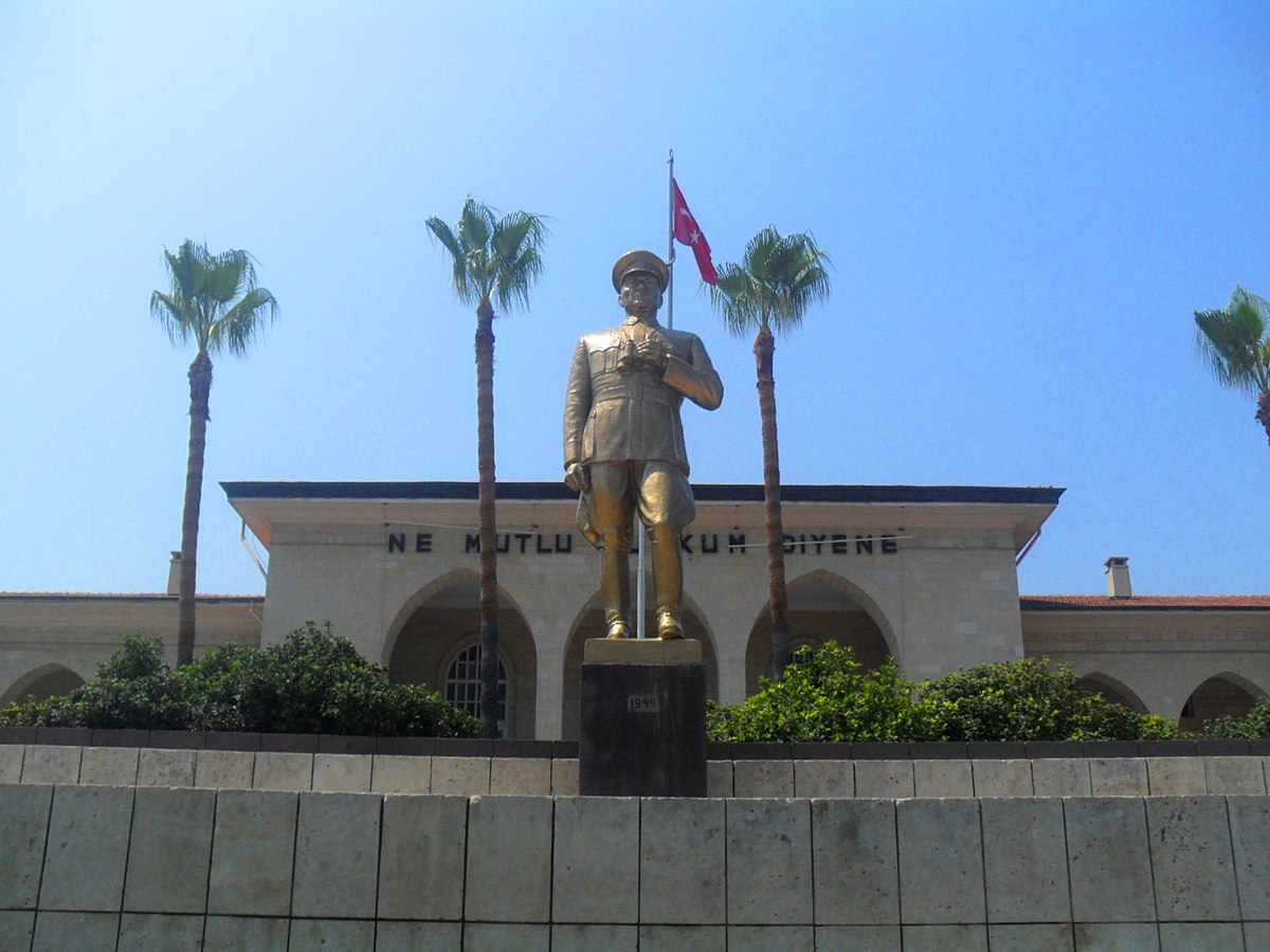 1200px-Atat%C3%BCrk_Monument_in_Mersin.JPG