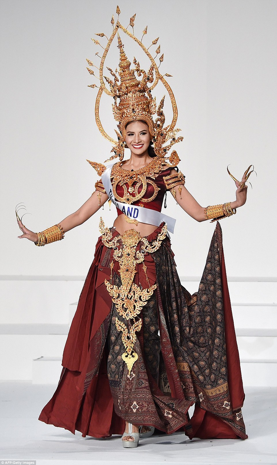 2E21F67500000578-3305292-Miss_Thailand_wore_the_traditional_dress_of_a_fingernail_dancer_-a-2_1446739250975.jpg