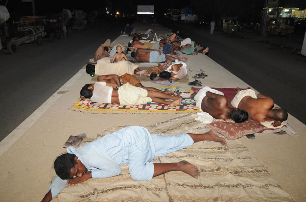 people-sleeping-on-footpath-power-outages-PHOTO-MOHAMMAD-NOMAN.jpg