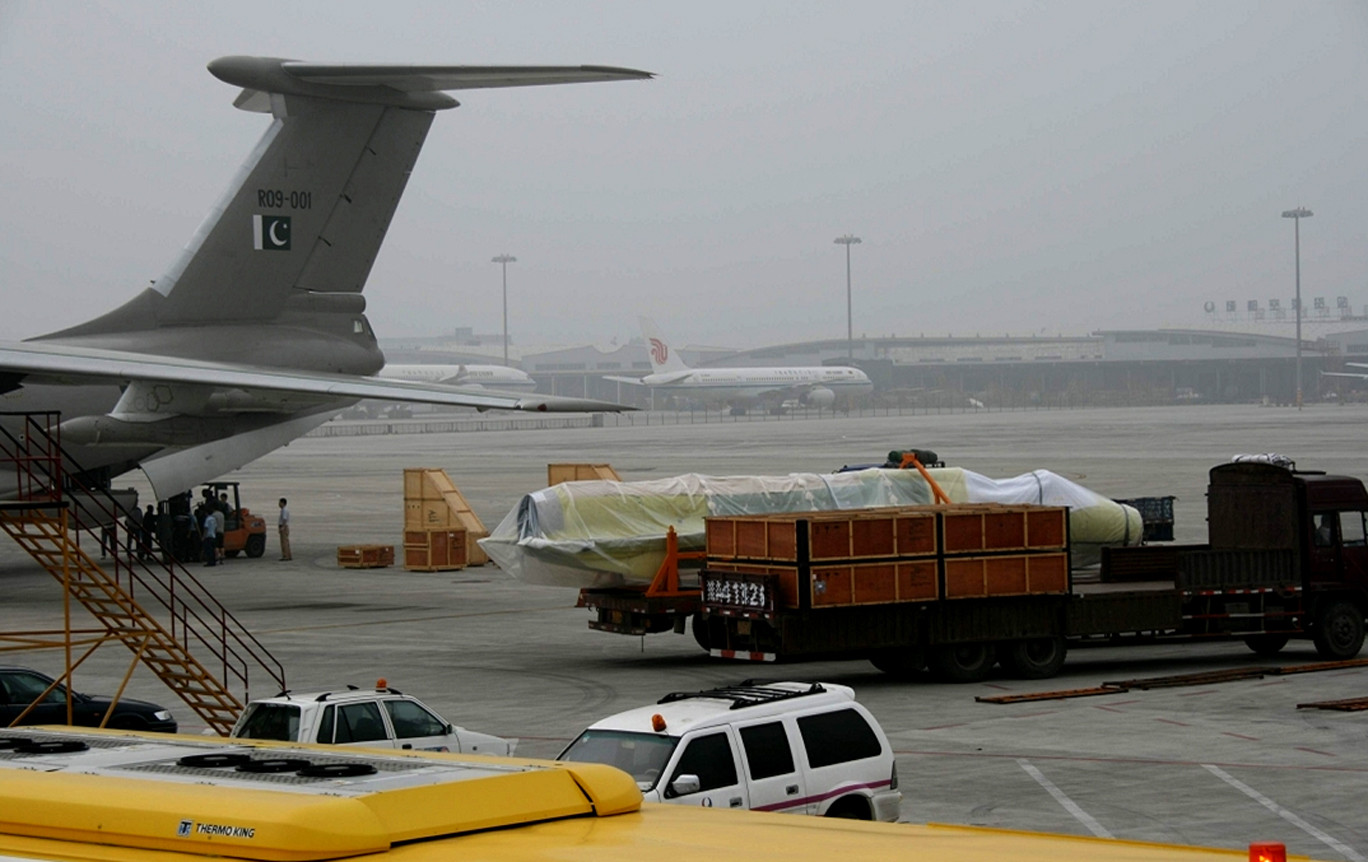 The+PAF%25E2%2580%2599s+IL-78MKPs+were+spotted+at+Chengdu+three+days+ago+for+loading+the+CAC-built+JF-17s+in+semi-knocked-down+condition+and+ferry-flying+them+to+PAC+Kamra+%25281%2529.jpg