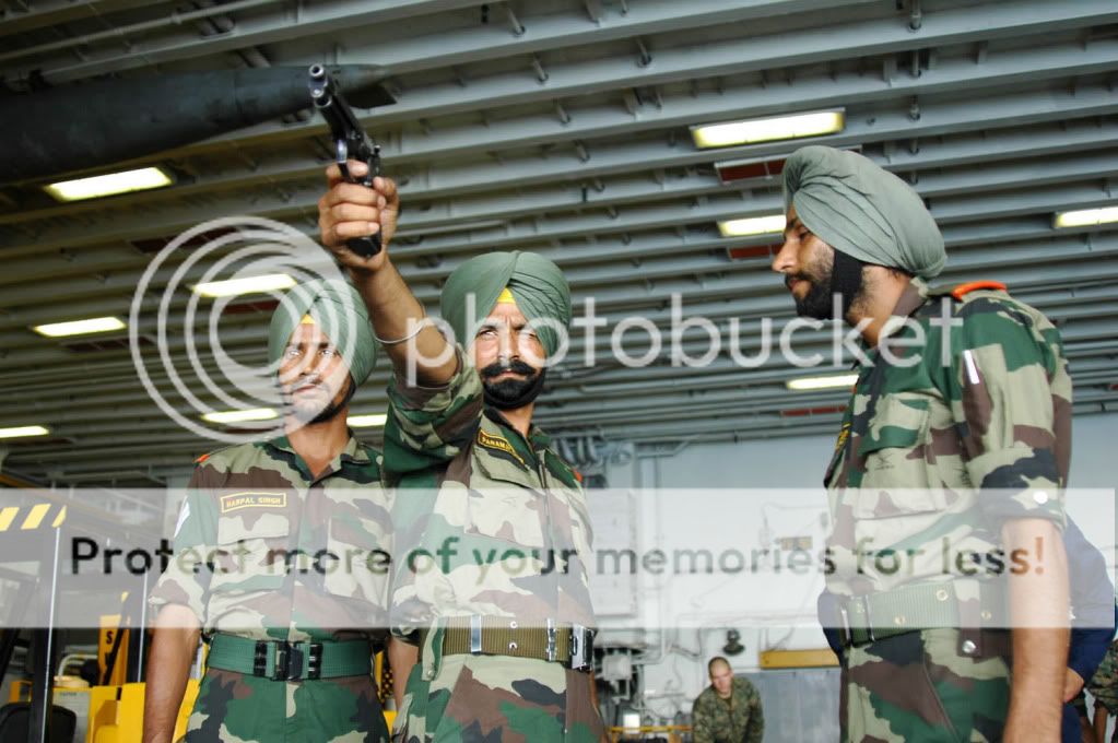 Indian_army_soldier_aim.jpg