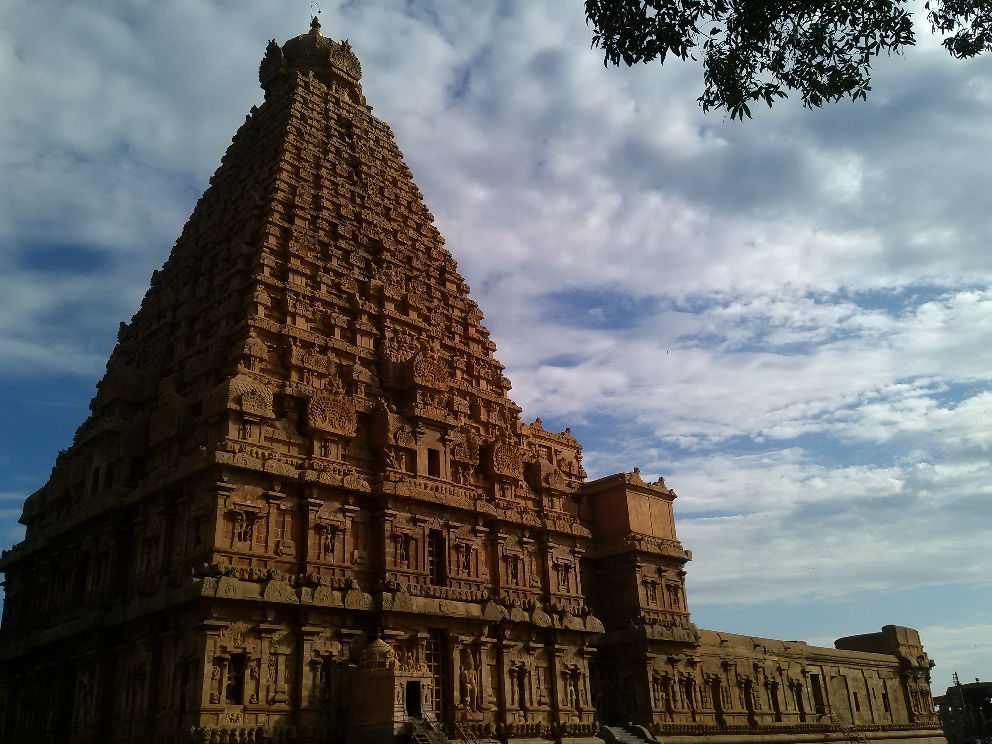 Brihadisvara_Temple_Thanjavur_Full_View.jpg