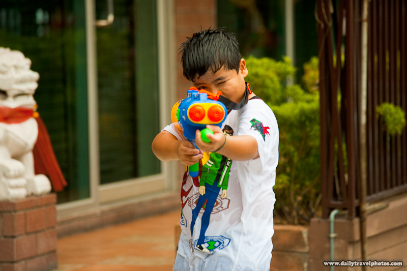 110419_songkran_water_gun_shooting_water_festival_bangkok_thailand_IMG_9430.jpg