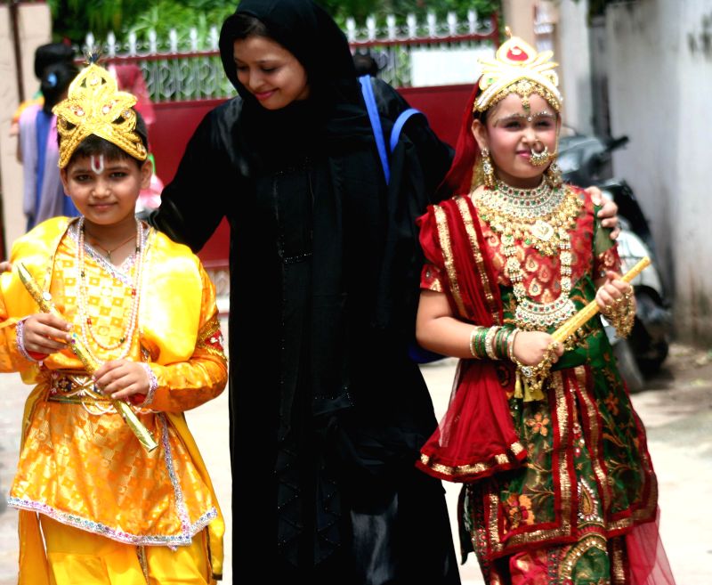 a-muslim-woman-with-her-kids-dressed-as-lord-212963.jpg