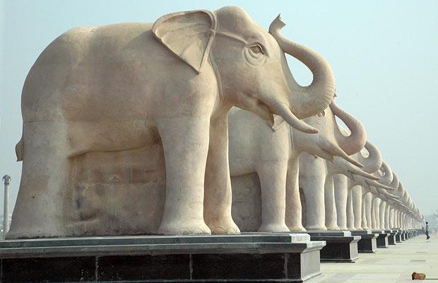 mayawatu-elephant-statues_1249165i.jpg