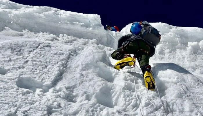 Shehroze Kashif scaling Manaslu.