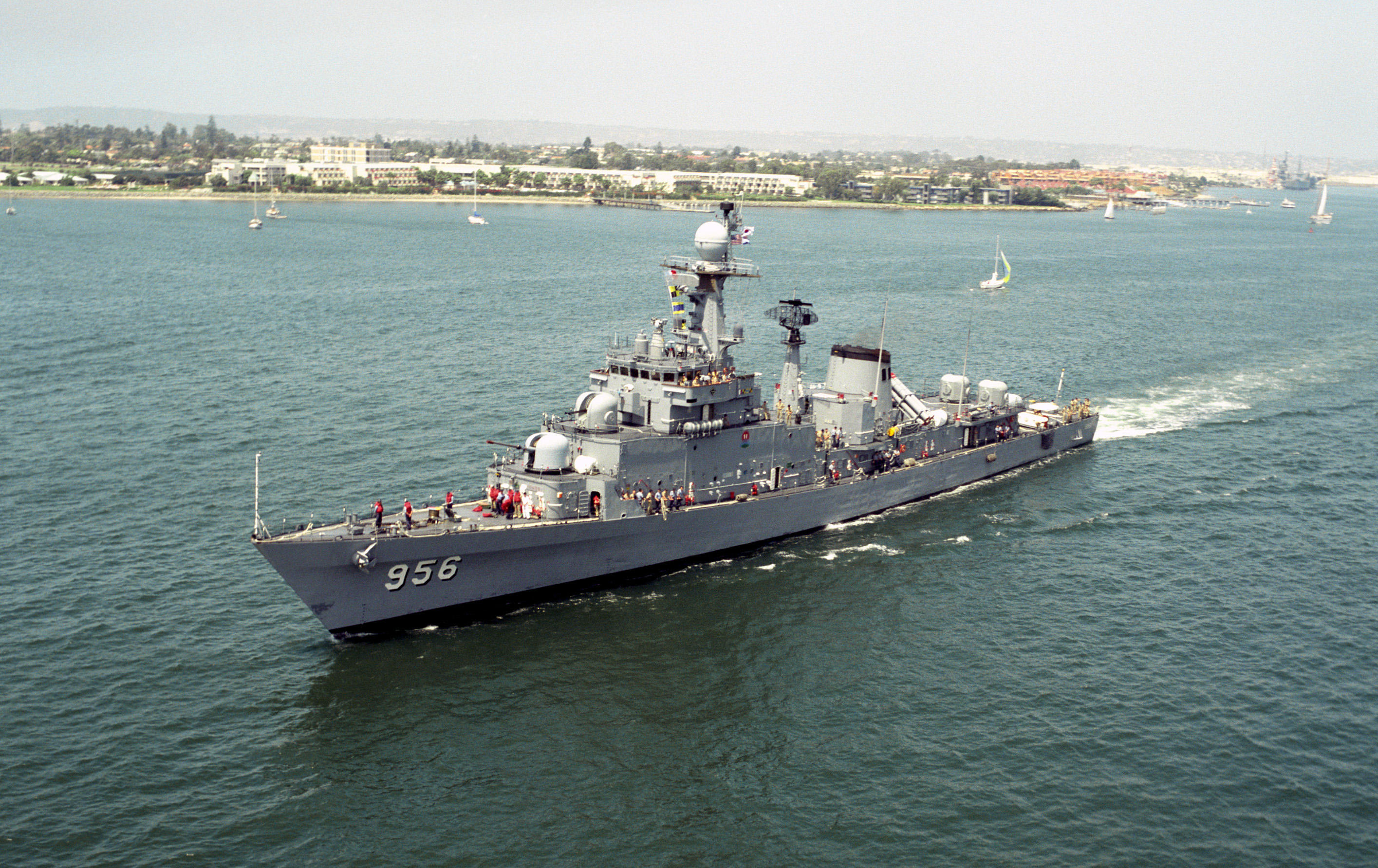 Port_view_of_ROK_ship_Kyong_Buk_%28FF_956%29_near_San_Diego%2C_CA.jpeg