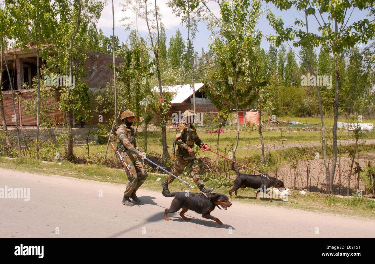 srinagar-indian-administered-kashmir-07-may2014-indian-army-personnels-E09T5T.jpg