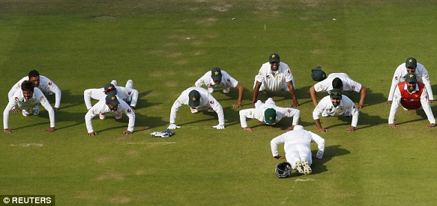 365DEB7000000578-3694659-Pakistan_s_players_line_up_to_do_press_ups_as_they_celebrate_win-m-2_1468788501774.jpg