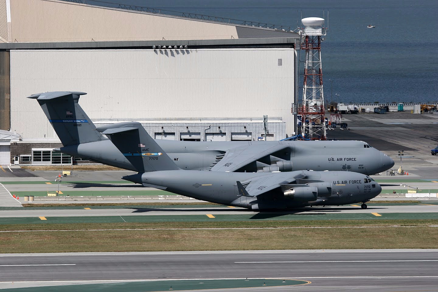 Lockheed_C-5_Galaxy_vs_Boeing_C-17_Globemaster_Size.jpg