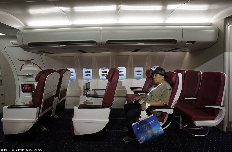 264E342000000578-2978940-Comfort_A_man_tests_a_business_class_seat_in_a_model_on_the_firs-a-38_1425472983272.jpg