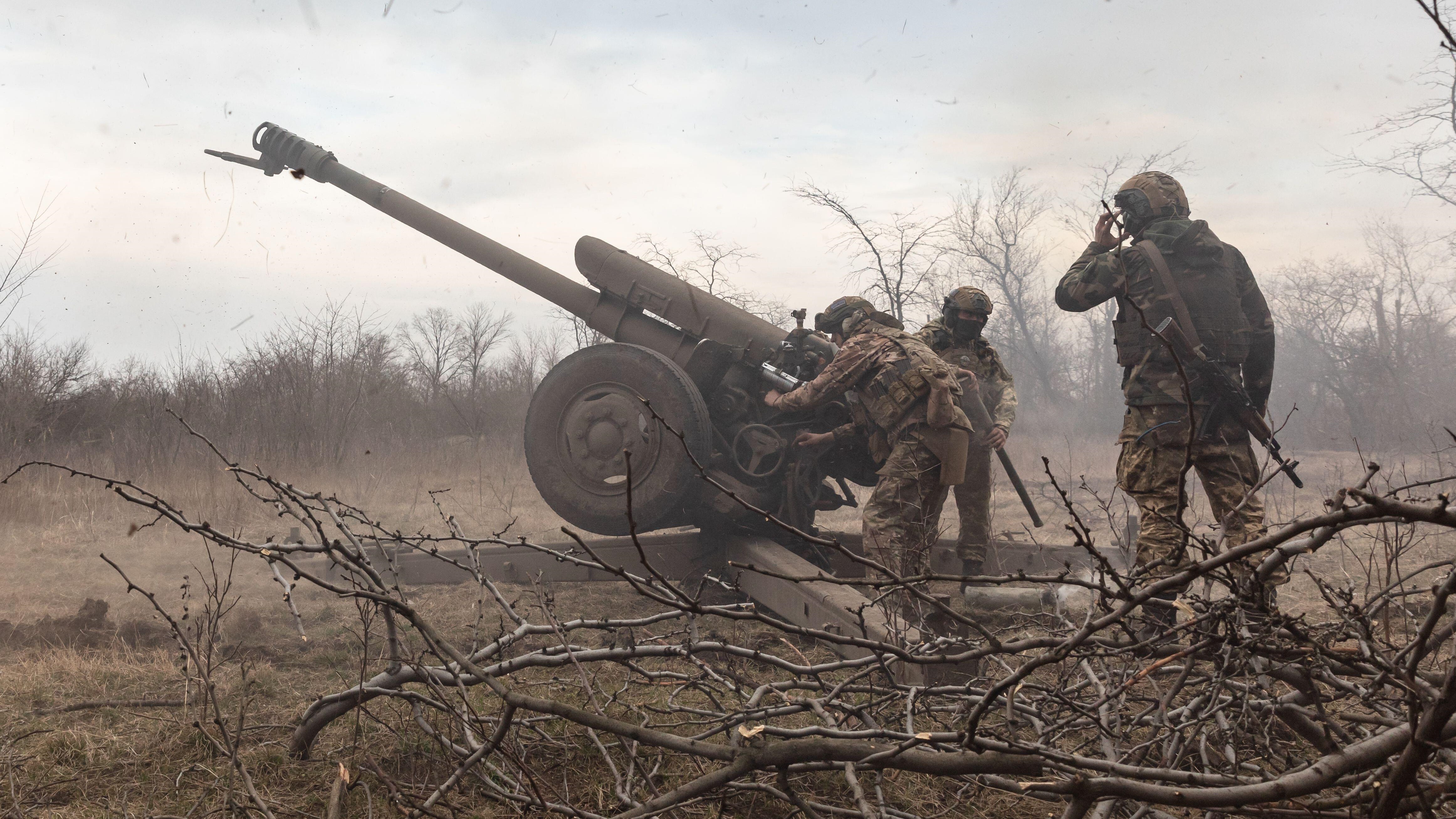 Image ID 2PJK6T2 Ukrainian forces artillerymen shooting 122 mm howitzer D-30 into Russian positions near Bakhmut 21032023 CREDIT  SOPA,Alamy.jpg