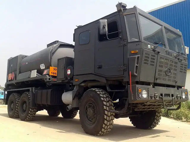 LPTA_2038_6x6_Refueler_truck_Tata_Motors_at_DefExpo_2012_Defence_Exhibition_India_New_Delhi_001.jpg