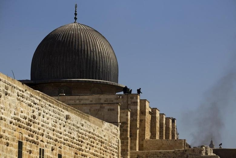 Israeli police officers take positions on the roof of Al-Aqsa Mosque during clashes with Palestinians in East Jerusalem's Old City, occupied Palestine, Sept. 28, 2015. (Reuters File Photo)