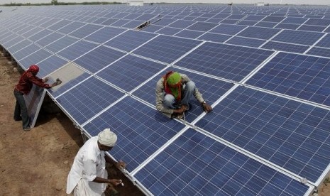 some-workers-install-solar-panels-at-solar-project-in-_121029172321-803.jpg
