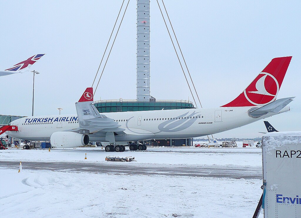 1024px-Airbus_A330_%28Turkish_Airlines%29_%285282772890%29.jpg