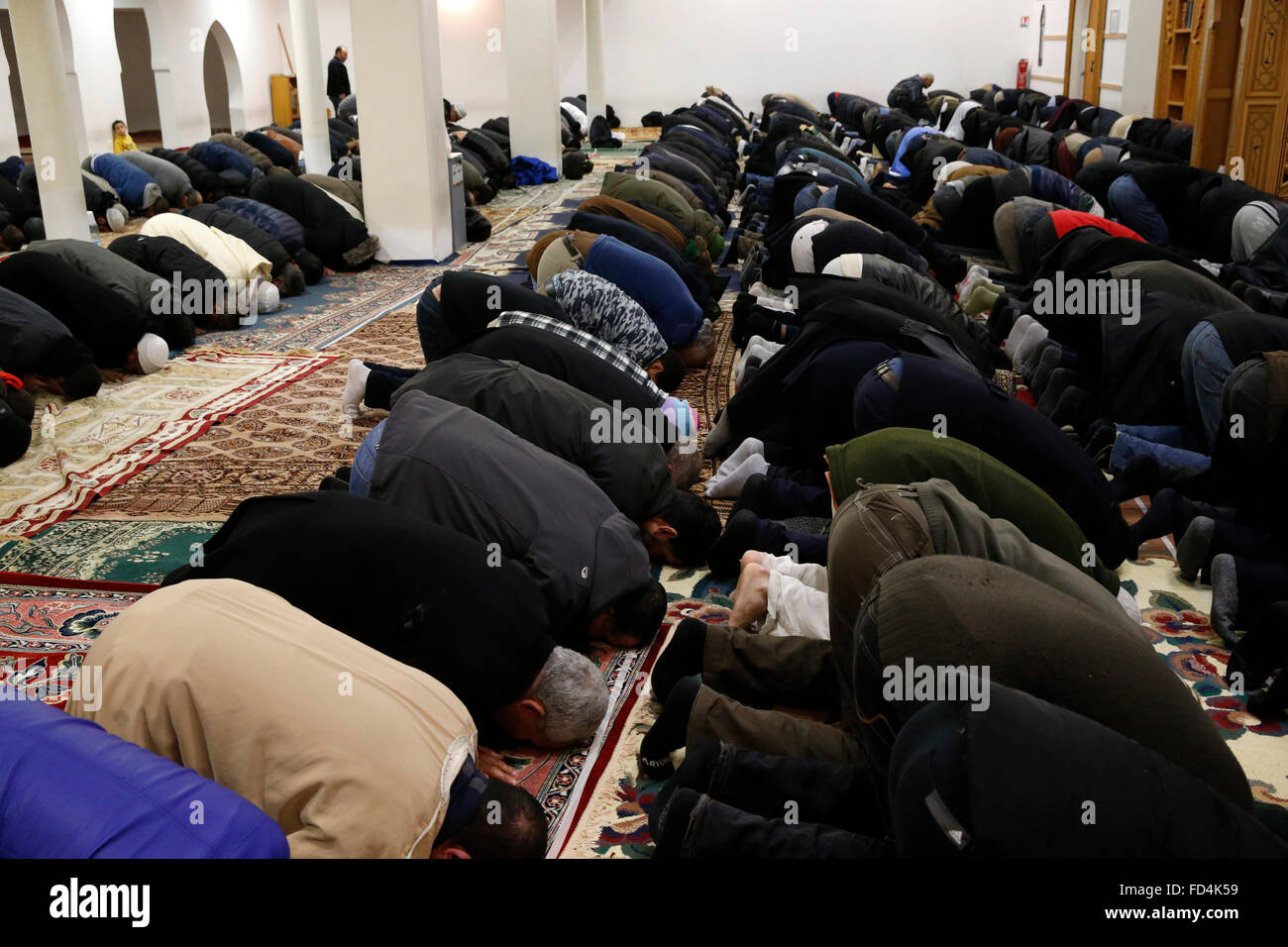 prayer-in-a-french-mosque-FD4K59.jpg