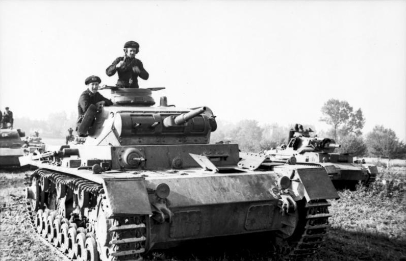 Bundesarchiv_Bild_101I-318-0083-30%2C_Polen%2C_Panzer_III_mit_Panzersoldaten.jpg