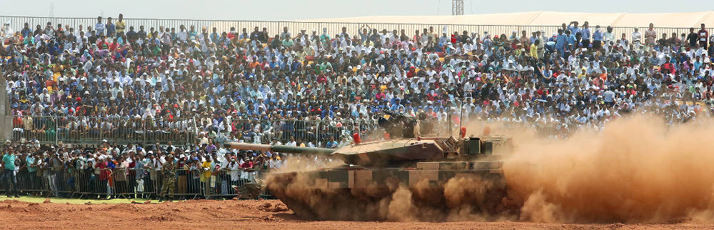 Live_demonstration_of_Arjun_Mark_II_being_developed_by_DRDO_at_Defexpo_2016.jpg
