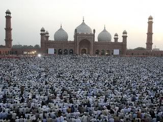 badshahi-mosque-in-prayer.jpg