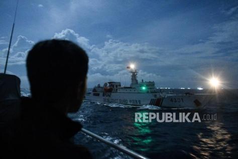 kapal-coast-guard-china-4301-membayangi-kri-usman-harun-359-saat-melaksanakan-patroli.jpeg