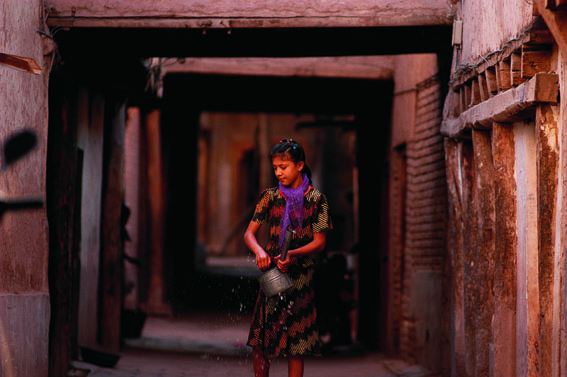 31_Ashley_Gilbertson_Turks_of_China_girl_watering_street.jpg