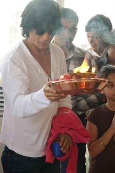 e900fa2320872e4bb7c4d6f669c9fd7c--spiritual-shahrukh-khan.jpg