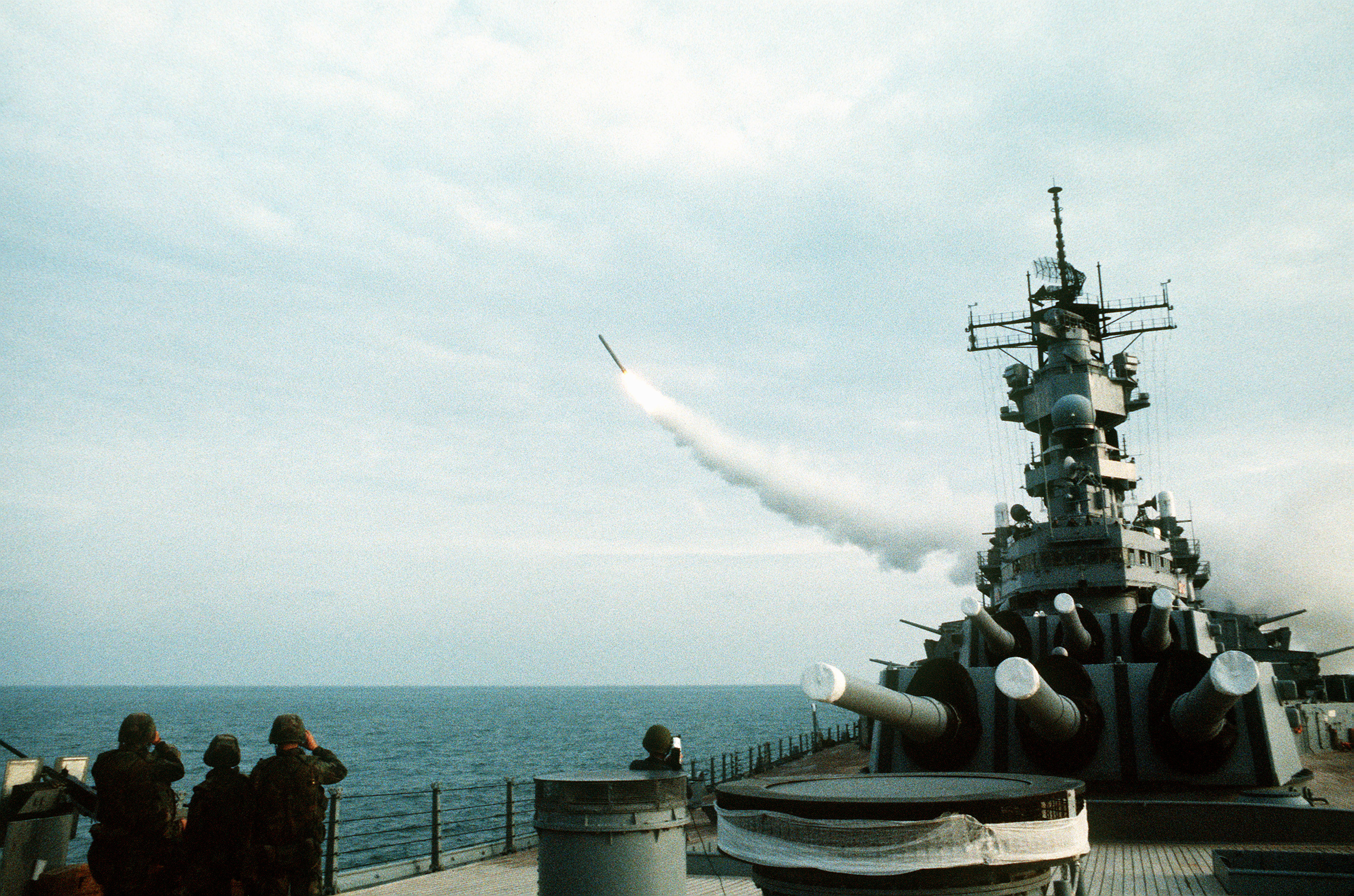 USS_Wisconsin_%28BB-64%29_launching_Tomahawk.jpg