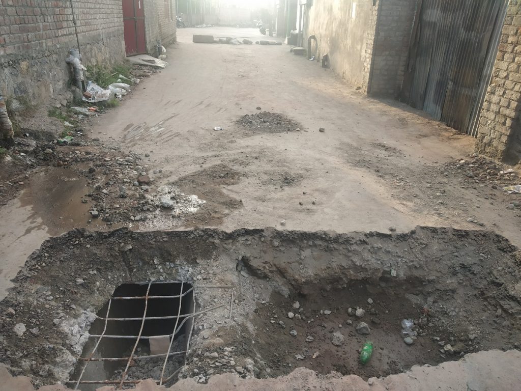An-inner-road-dug-out-and-blocked-by-local-residents-of-Soura-in-Srinagar-to-prevent-entry-of-government-forces-vehicles-inside-the-localities-in-the-area-1024x768.jpg