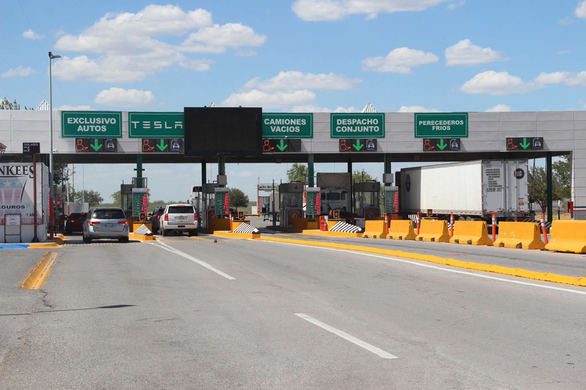 tesla-mexico-us-border-sign.jpeg