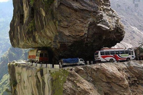 Karakoram-Highway-Pakistan.jpg