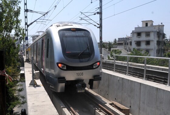mumbai-s-brand-new-metro-on-its-first-trial-run-from-versova-to-ghatkopar-in-mumbai-13674061794276.jpg