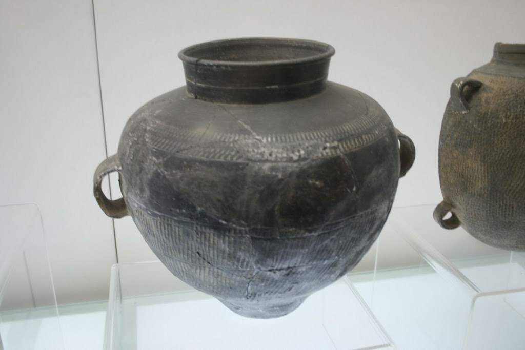 Xia_Dynasty_pottery_jar.jpg