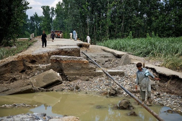 pakistan-flood-irc-broken-road.jpg
