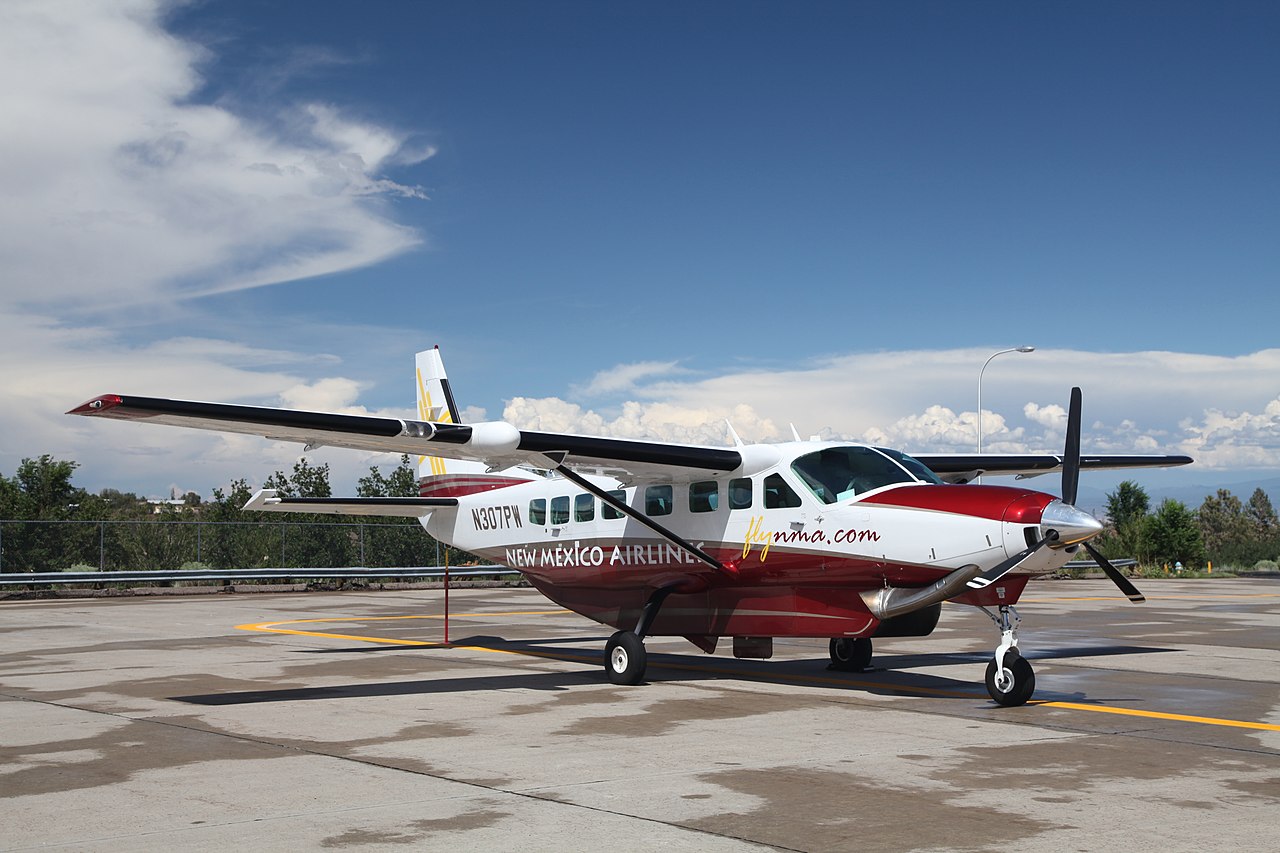 1280px-Los_Alamos_Cessna_208_2.JPG