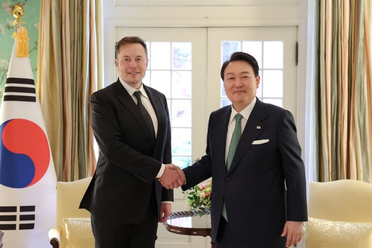 Korean President Yoon Suk Yeol, right, shake hands with Tesla CEO Elon Musk during their meeting at Blair House in Washington, April 26. Yonhap