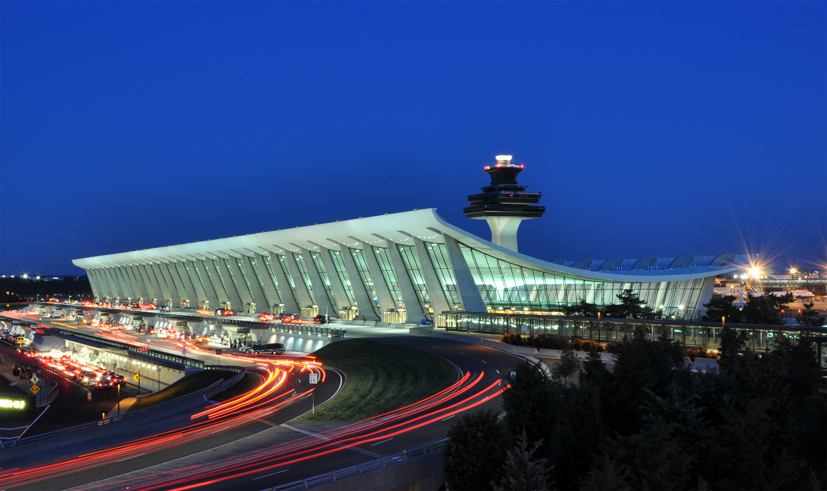 Washington_Dulles_International_Airport_at_Dusk.jpg