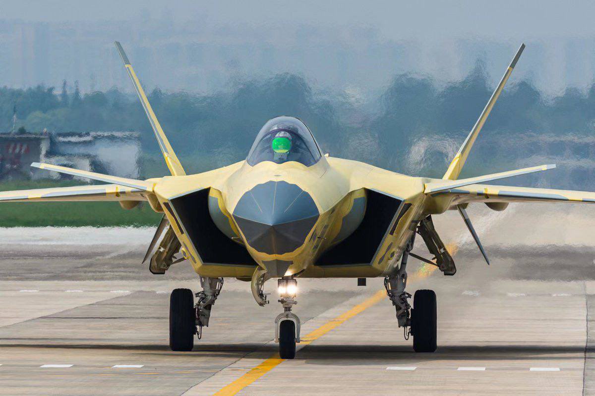 J-20-two-seat-variant-front-view-in-yellow-factory-rollout-paint-scheme.jpg