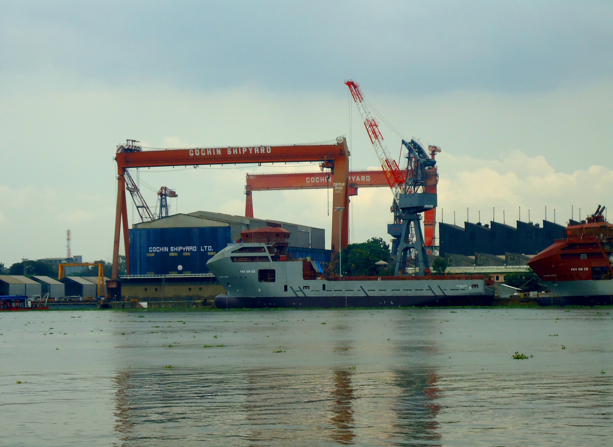 Cochin_Ship_Yard_Cranes.JPG