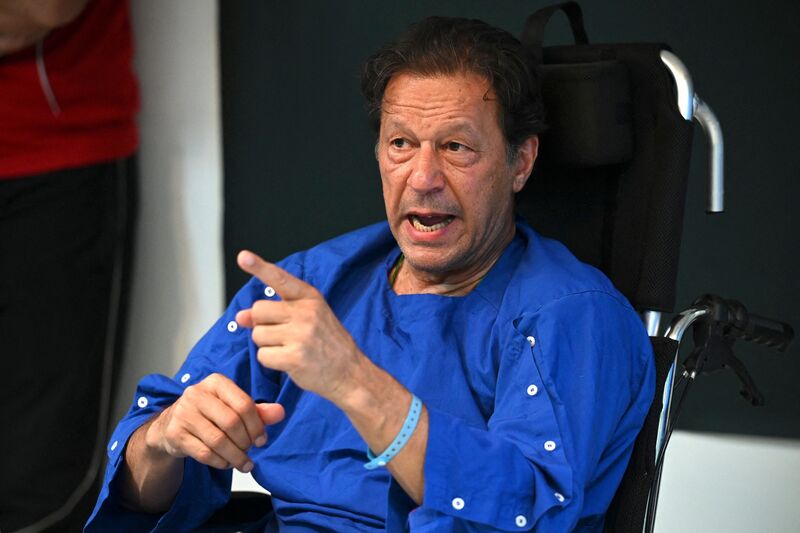 mran Khan addresses the media at a hospital in Lahore, a day after the assassination attempt.