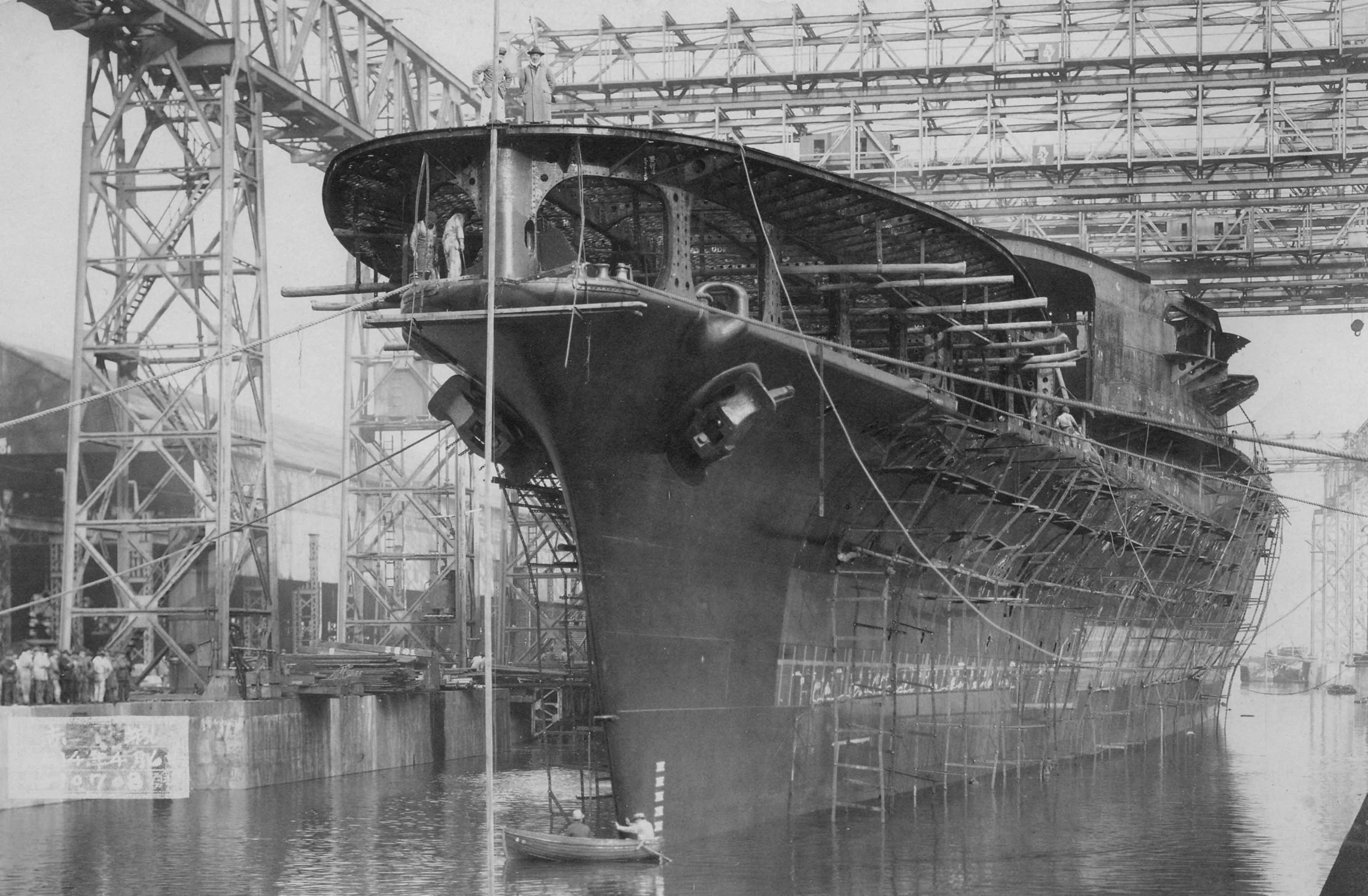 Japanese_aircraft_carrier_Akagi_1925.jpg