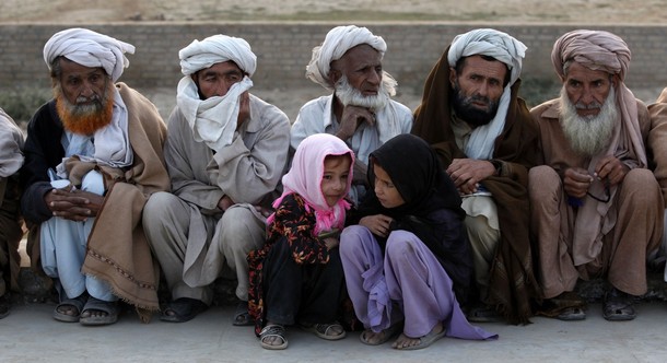 Internally+displaced+girls+and+their+elders,+who+were+fleeing+a+military+offensive+South+Waziristan+wait+distribution+point+for+internally+displaced+persons+(IDPs)+in+Dera+Ismail+Khan.jpg