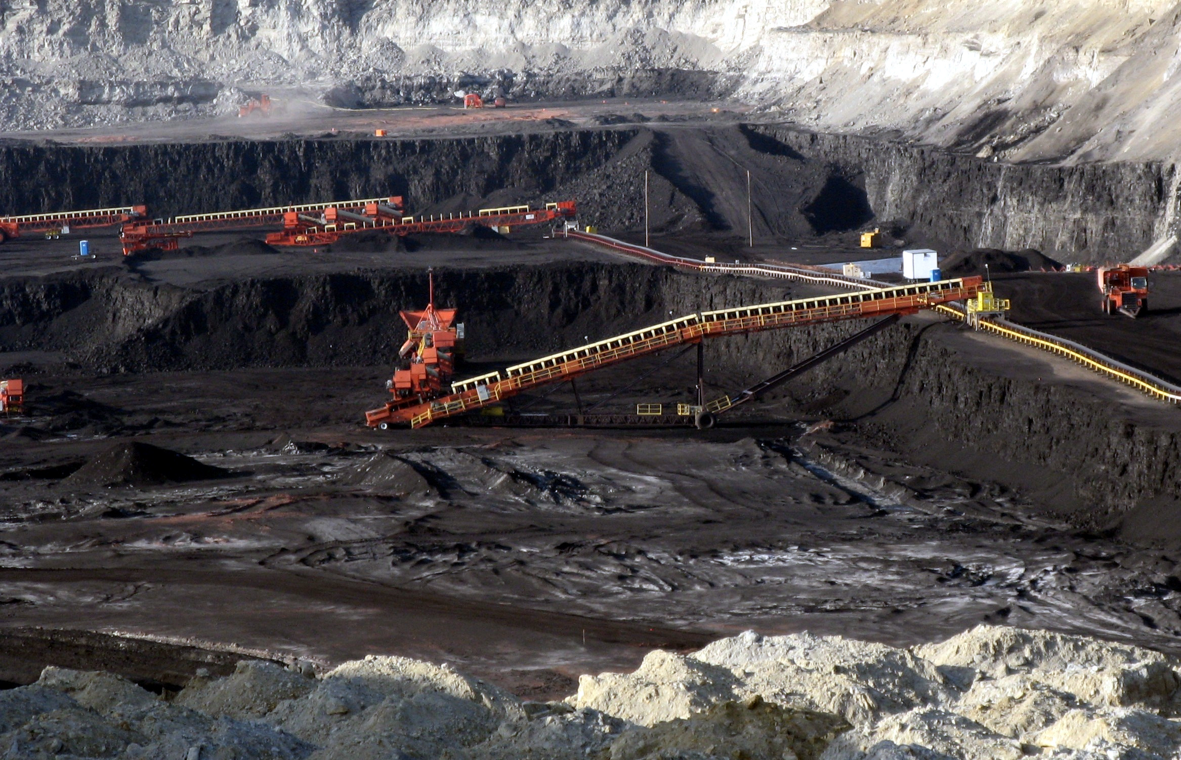 Surface_coal_mine_detail,_Gillette,_Wyoming.jpg