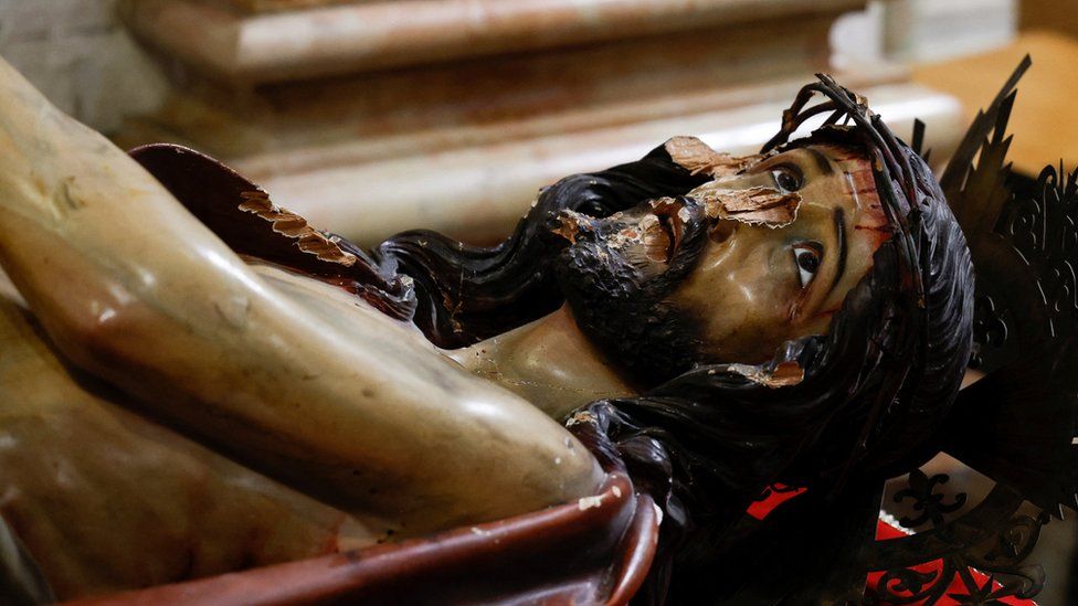A statue of Jesus with a broken-off nose