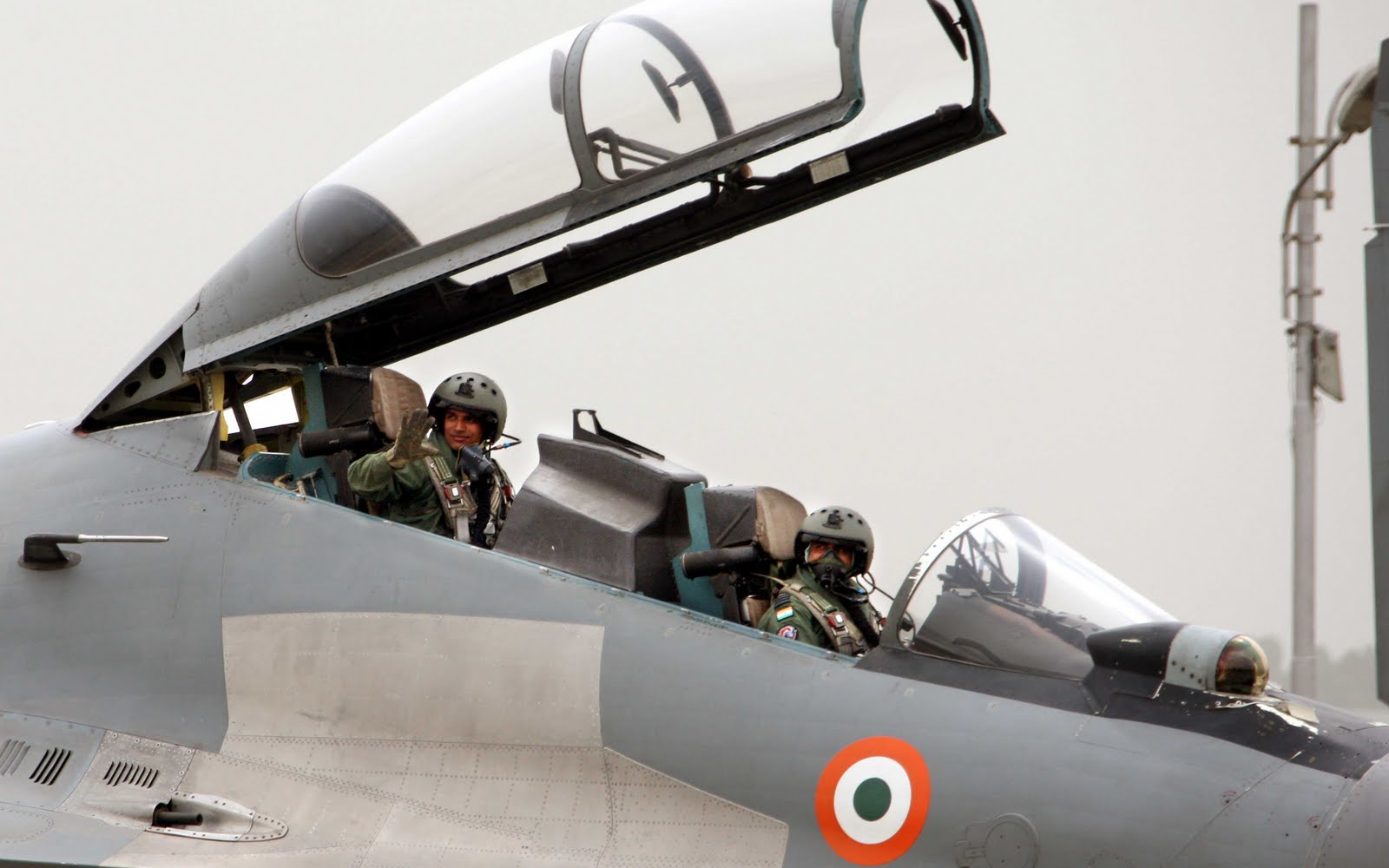 SU-30+PILOTS+WAVING+OFF+BEFORE+DEPARTING+BAREILLY+ON+07+JUNE+10+FOR+EXERCISE+GARUDA+SCHEDULED+IN+FRANCE+FROM+14-24+JUNE+2010-799968.JPG