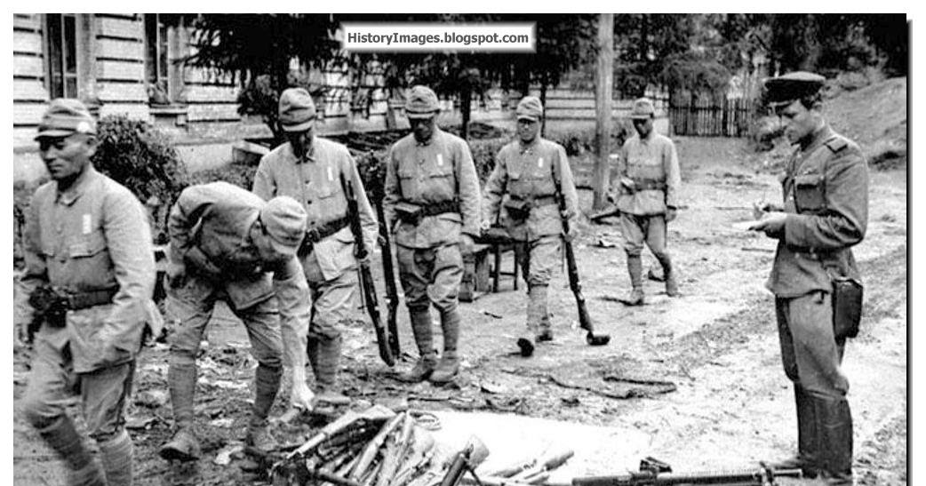 Japanese-soldiers-surrender-arms-to-Russian-army-1945.jpg