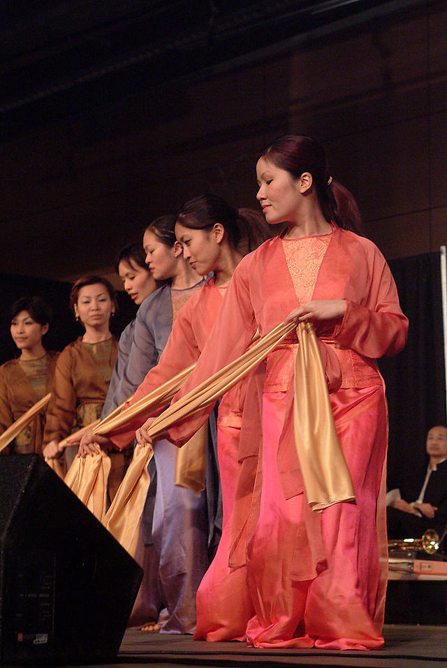 640px-Dancers_at_Vietnamese_Tet_Festival%2C_2003.jpg